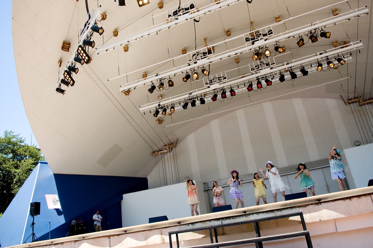 「ごめんね、SUMMER」を披露する選抜メンバー。