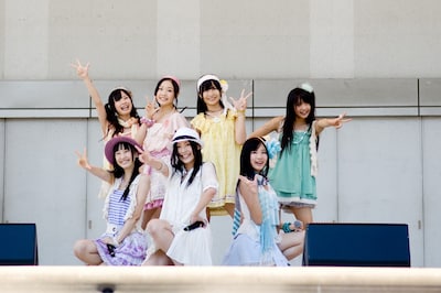 「ごめんね、SUMMER」を披露する選抜メンバー。