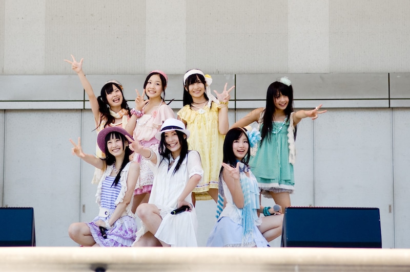 「ごめんね、SUMMER」を披露する選抜メンバー。