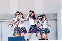 「ピノキオ軍」を披露するシアターガールズ。