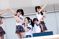 「ピノキオ軍」を披露するシアターガールズ。