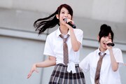 小木曽汐莉（写真左）、大矢真那（写真右）