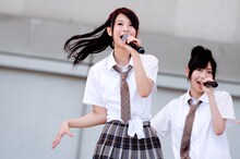 小木曽汐莉（写真左）、大矢真那（写真右）