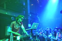 華麗にターンテーブルを操るTOC。その手さばきにファンの視線は釘付け。