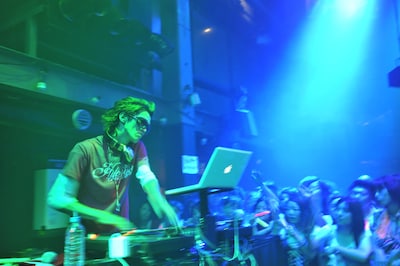 華麗にターンテーブルを操るTOC。その手さばきにファンの視線は釘付け。