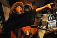 写真は「七尾旅人 meets うすた京介」でのパフォーマンスの様子。(C)雨宮透貴