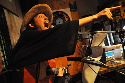 写真は「七尾旅人 meets うすた京介」でのパフォーマンスの様子。(C)雨宮透貴