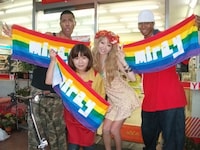 撮影中の1シーン。mirayとコンビニ店員に扮した大久保佳代子。