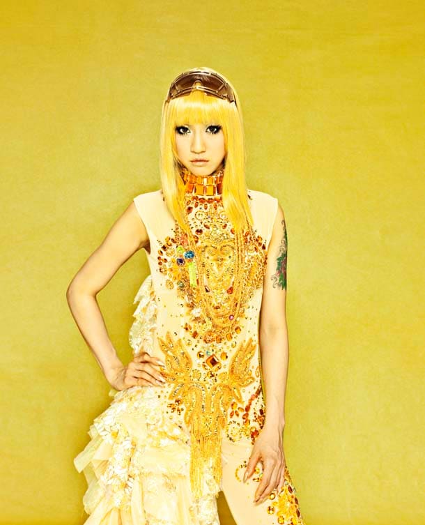 2009年6月にシングル「sad to say」でメジャーデビューを果たしたJASMINE。満を持してリリースする1stアルバムは新人離れした重厚感に満ちている。