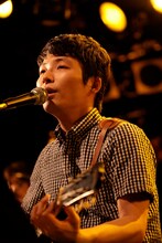 SAKEROCKのライブとも弾き語りライブとも違った、珍しいテンションで2時間弱のステージを乗り切った星野源。客席にはSAKEROCKの活動を初期から見守る大人計画の先輩、宮崎吐夢の姿も。