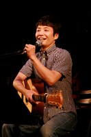 下戸のため、ステージドリンクにはノンアルコール飲料を用意する星野源。東京公演ではお気に入りのホットゆず茶をスタンバイしたが、熱すぎて開始早々舌をやけどする始末。