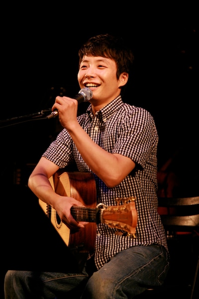 下戸のため、ステージドリンクにはノンアルコール飲料を用意する星野源。東京公演ではお気に入りのホットゆず茶をスタンバイしたが、熱すぎて開始早々舌をやけどする始末。