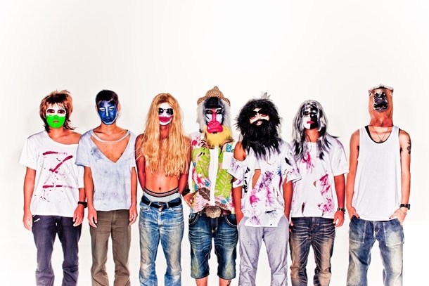 こちらはゾンビまつりSistersとして楽曲を発表した際のアーティスト写真。