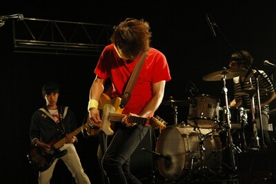 独特のMCでオーディエンスを沸かせたSISTER JET。ワタルSはイベントの模様が3Dカメラで撮影されていることについて「汗も飛んだらブワッとすごいことになるんだぜ！」と興奮気味に語った。