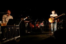 高田漣（写真左端）と星野は2007年、ユニット「漣と源」を結成。オリジナル楽曲「ザ・TVマガジン・オブ・ザ・フューチャー」「とりあえずアイスコーヒー」をテレビ情報誌「TV Bros.」読者プレゼントCDのみで発表した。