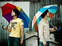 the pillowsがかつて在籍したKING RECORDSよりデビューを果たしたカミナリグモ。