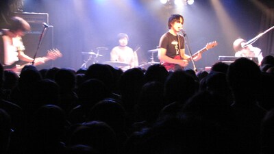 写真は7月20日「CLUB Que夏ノ陣 2010 "VS series"」の様子。