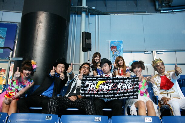 「イナズマイレブンサマースプラッシュ！」を鑑賞するT-Pistonz+KMC、熊井友理奈、夏焼雅。
