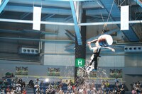 イルカとジャンプし、吊るされている太鼓を叩くというド派手なパフォーマンス。