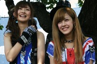「Berryz工房のメンバーは汗っかきが多くて大変だけど、みんな夏が大好きなんで『夏キター！』って感じですね」と夏焼雅（写真右）。