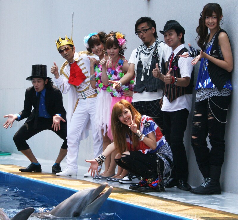 イルカと戯れるT-Pistonz+KMC、熊井友理奈、夏焼雅。