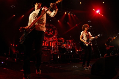 9mm Parabellum Bulletのライブ終了後には恒例の記念撮影も実施。ジョージに呼び込まれステージに戻ってきた9mmメンバーは、感謝を伝えるように彼と熱い抱擁を交わした。