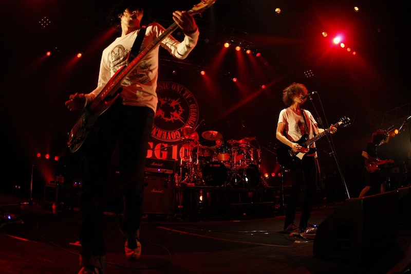 9mm Parabellum Bulletのライブ終了後には恒例の記念撮影も実施。ジョージに呼び込まれステージに戻ってきた9mmメンバーは、感謝を伝えるように彼と熱い抱擁を交わした。