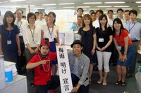 日本気象協会で記念撮影するC&K。