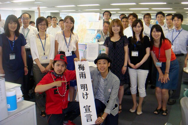 日本気象協会で記念撮影するC&K。