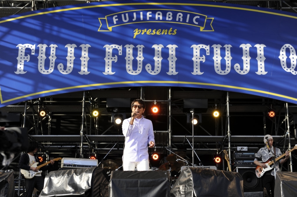 写真は「フジフジ富士Q」共演時の藤井フミヤとフジファブリック。