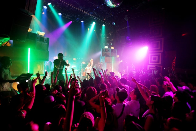 この日のライブではデビュー曲「When the Sun Goes Down」を含む8曲が披露された。