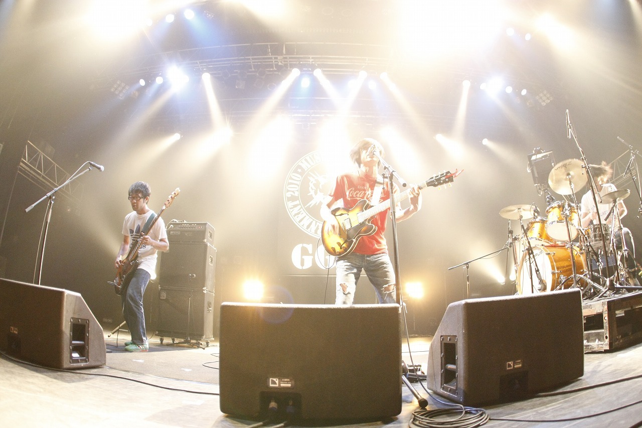 後藤が最後の1曲を忘れて去ろうとするちょっとしたハプニングもありつつ、勢いあふれるパフォーマンスで鮮烈なインパクトをオーディエンスに残したandymori。