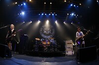 MCで福岡と高橋から9mmのモノマネを強要された橋本だったが、「『染めるのさー』の後に、ドラムがドッパーンって鳴って、滝さんがジャンプするのがやりたい。でも髪型が違うしダメだ」と断念。