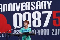 キーボード＆ピアノのシンプルな弾き語りで、大阪の空にやさしい歌声を響かせた奥華子。