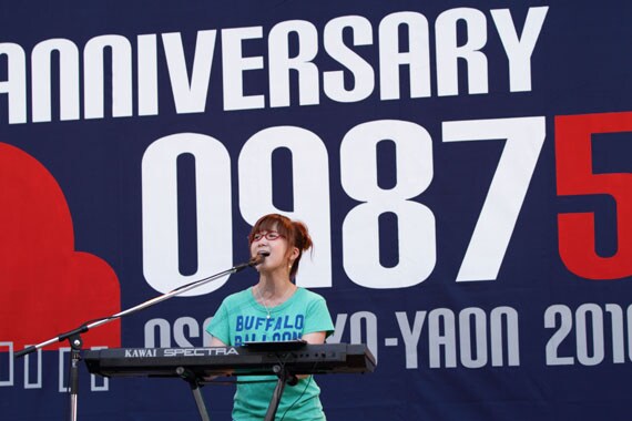 キーボード&ピアノのシンプルな弾き語りで、大阪の空にやさしい歌声を響かせた奥華子。