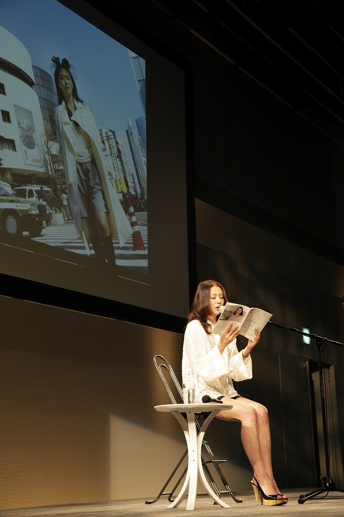 単行本「原宿百景」を朗読する小泉今日子。