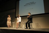 写真はトークライブの模様。