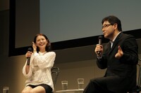 写真はトークライブの模様。