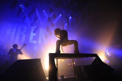 ライブ中に何度も「おまえら生きてんのか？」と叫んだ京（写真中央）。その声に呼応するようにオーディエンスも雄叫びのような歓声をあげた。