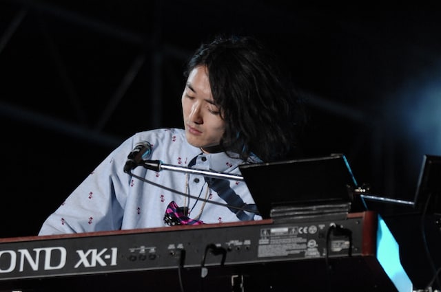 Dr. Winston O'Boogieにキーボードで参加する金澤ダイスケ（写真は7月17日「フジフジ富士Q」より）。