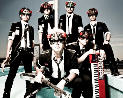 セミを思わせる覆面をかぶったCicadasの面々。