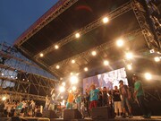 フィナーレで「世界に一つだけの花」を歌う出演者一同。