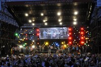 フィナーレで「世界に一つだけの花」を歌う出演者一同。