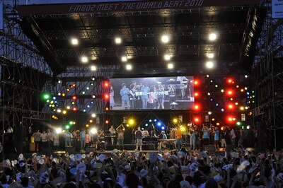 フィナーレで「世界に一つだけの花」を歌う出演者一同。