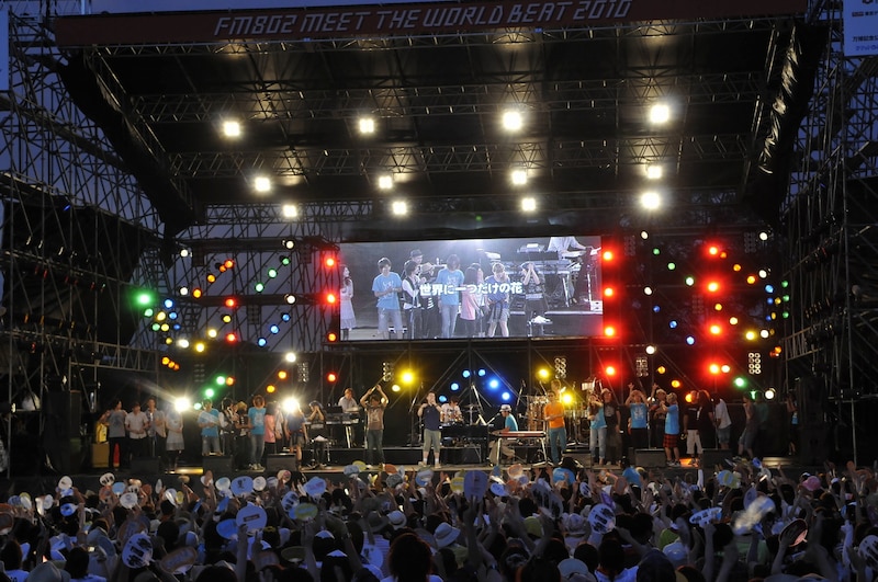 フィナーレで「世界に一つだけの花」を歌う出演者一同。