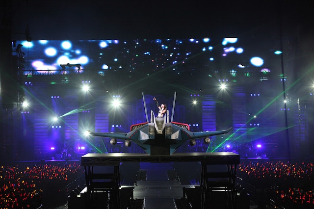 スクリーンの奥から突如出現した戦闘機「アルカディア7」。