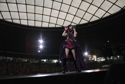 西武ドームのド真ん中で熱唱する水樹奈々。ドーム内には高性能カメラを付けた飛行船が飛び回り、熱気あふれる場内の様子をスクリーンに映し出した。