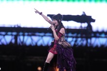 猛暑の中、元気いっぱいに歌い上げる水樹奈々。