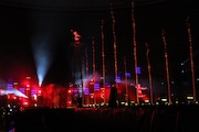 真っ赤なライトが照らされた24日「RED STAGE」の様子。