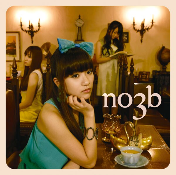 シングル表題曲の「君しか」は前山田健一が作曲、宅見将典がアレンジとサウンドプロデュースを担当。カップリング曲「青春の木洩れ陽」は作曲を白戸佑輔、アレンジとサウンドプロデュースを宇佐美宏が手掛けている（写真は高橋みなみがメインのシングル初回盤Bジャケット）。